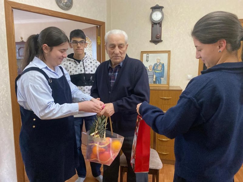 Поздравление с наступающими праздниками ветерана ВОВ Карсанова Владимира Ахполатовича